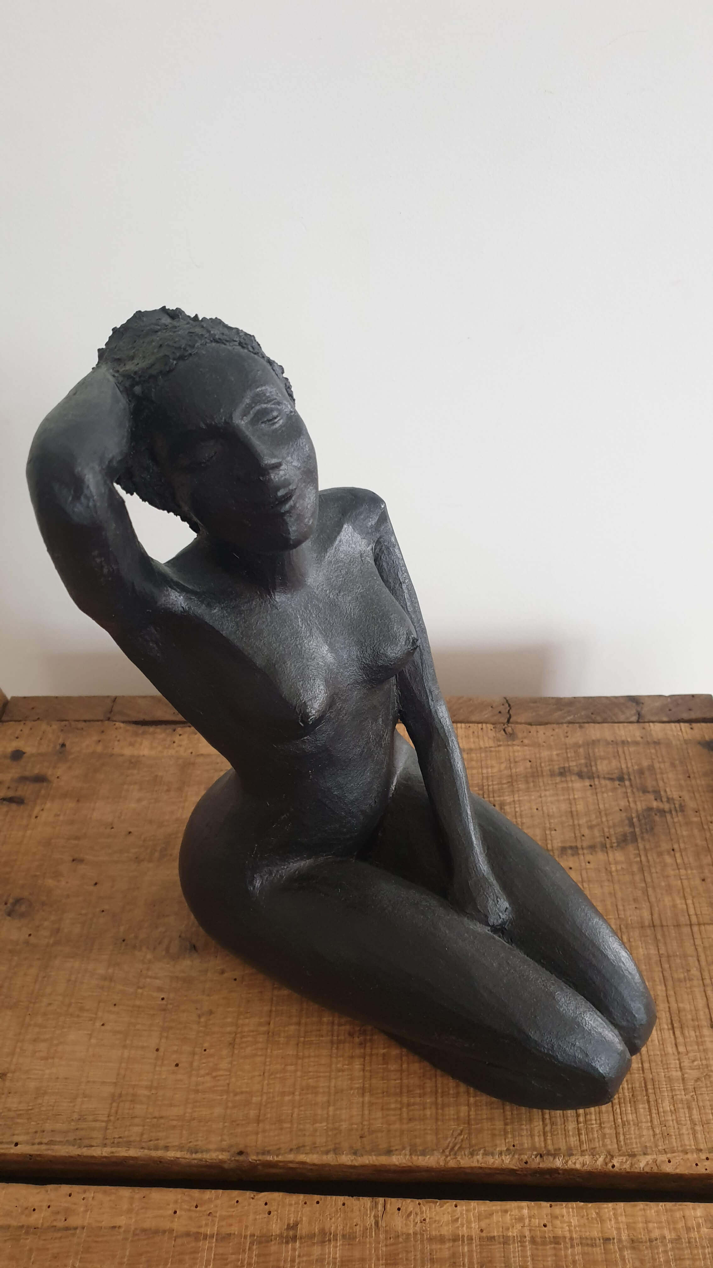 Sculpture en bronze femme nue devant